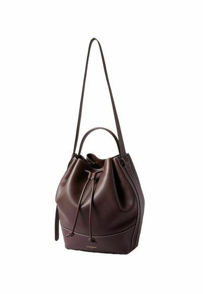 Bolso de cuero marrón tipo cubo con cierre de cordón y asas dobles. Presenta costuras blancas y una textura suave, diseñado para uso casual.