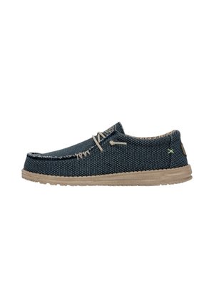 Scarpa casual da uomo blu intrecciata senza lacci con cuciture beige, suola beige e lacci decorativi, vista laterale su sfondo bianco.