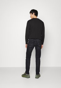 Tommy Hilfiger BLEECKER - Calças de ganga de perna direita - dylan black