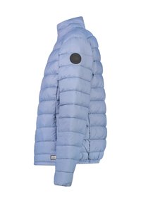 Lichtblauwe gewatteerde jas met horizontale quiltpatronen, een hoge kraag en een rond zwart logo-opdruk op de linker mouw.