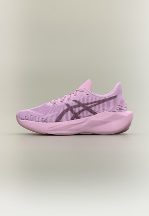 Chaussure de running athlétique rose avec tige en maille, bande logo foncée, semelle amortie marquée AmpliFoam, vue de profil sur un fond neutre.