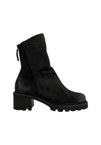 Bottine en suède noire avec un design froncé, fermeture éclair à l'arrière, semelle en caoutchouc épaisse et dessus texturé.