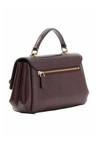 Bordowa torebka z sztucznej skóry o fakturze przypominającej skórę gadów, z złotymi okuciami, górnym uchwytem i zapinaną na suwak przednią kieszenią. Strukturalny fason z plisami.