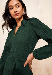 Friends Like These REGULAR FIT - COSY LONG SLEEVE OPEN NECK MIDI - Gebreide jurk - green