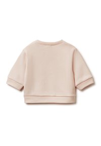 Světle růžový zkrácený svetr vyrobený z jemného materiálu, s krátkými rukávy, kulatým výstřihem a žebrovaným lemem.