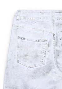 Jeans in denim metallico argento con una tasca posteriore, texture lucida e cuciture a contrasto, con una finitura riflettente ad alta lucentezza.
