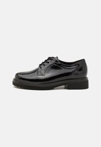Scarpe in pelle verniciata nera con lacci, punta arrotondata, finitura testurizzata e suola spessa in gomma con dettagli di battistrada pronunciati.