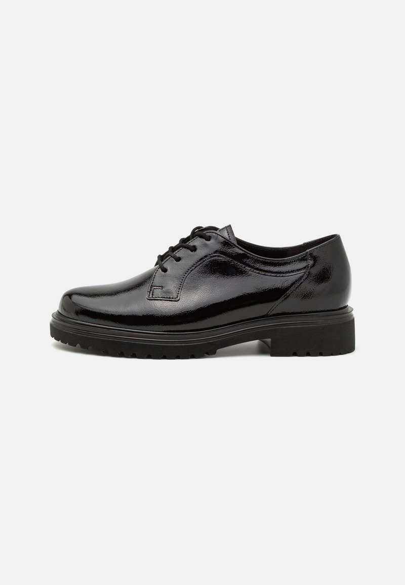 Scarpe in pelle verniciata nera con lacci, punta arrotondata, finitura testurizzata e suola spessa in gomma con dettagli di battistrada pronunciati.