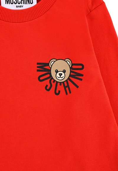 Felpa in cotone rosso con grafica di un orso e testo "MOSCHINO" in nero. Collo a giro e polsini a costine per una vestibilità aderente.