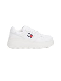 Sapatilha branca feita de couro liso, com uma sola texturizada grossa, design com atacadores e um colorido logotipo "TOMMY JEANS" na lateral.