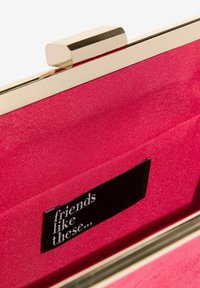 Ei valittu, red suedette