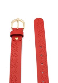 Rode leren riem met een reliëf geometrisch patroon en een gouden metalen gesp. Voorzien van verstelbare gaten langs de band.