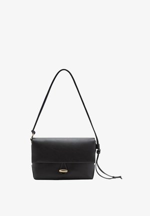 Geantă crossbody din piele neagră, cu o formă rectangulară, un singur bretele ajustabil și un accent din metal auriu pe față.