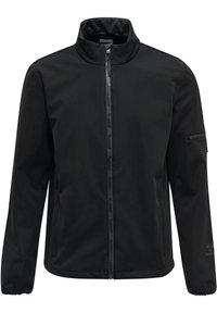 Veste softshell noire avec un col haut, fermeture éclair à l'avant et poignets élastiques. Présente une poche latérale et un logo discret sur la manche.