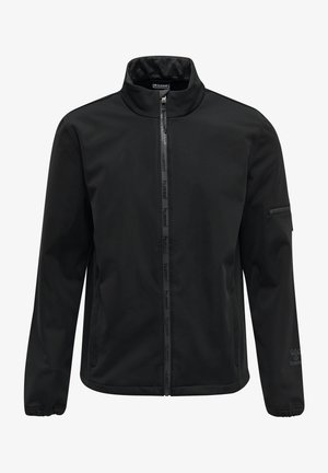 Zwarte softshell jas met een hoge kraag, een ritssluiting aan de voorkant en elastische manchetten. Bevat een zijzak en subtiele branding op de mouw.