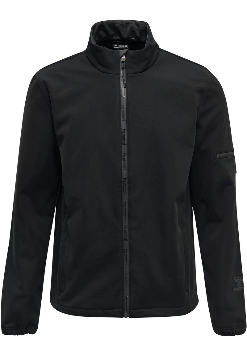 Veste softshell noire avec un col haut, fermeture éclair à l'avant et poignets élastiques. Présente une poche latérale et un logo discret sur la manche.