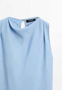 Top azzurro chiaro senza maniche con apertura a goccia e chiusura con bottone sul colletto posteriore, con etichetta Massimo Dutti visibile.