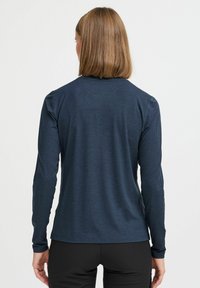 Langarmshirt in dunkelnavyblau, aus weichem Material, mit einem taillierten Design, rundem Halsausschnitt und minimalen Nähten.