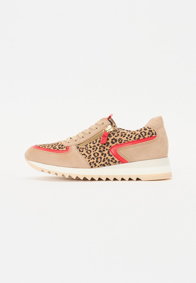 Sneaker beige in suede con pannello in stampa leopardata, dettagli rossi e chiusura con zip dorata. Presenta una suola a zeppa testurizzata con motivi a zigzag.