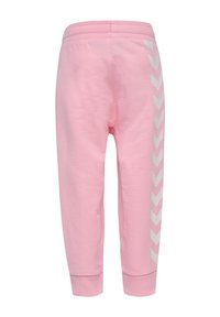 Rosa sweatpants med ribbad midja, smalnande ben och vita chevronmönster längs de yttre sidorna. Mjuk textur av tyg.