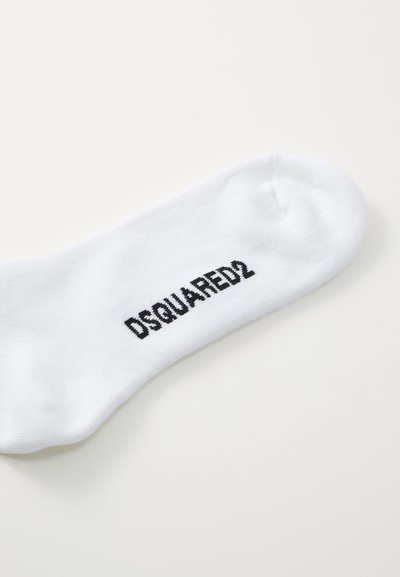 Hvide bomuldsstrømper med et sort "DSQUARED2" logo broderet på siden, med en glat tekstur og standardform.