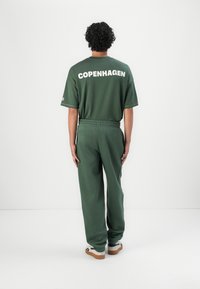 Noisy May NMMILES PANT UNISEX - Pantalon de survêtement - cilantro/black