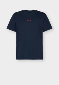 Ναυτικό μπλε βαμβακερό T-shirt με κοντά μανίκια. Διαθέτει ένα μικρό ροζ λογότυπο κειμένου "DENIM DESIGN STUDIO Από το 2007" στο κέντρο μπροστά.
