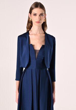 Navyblaues Kleid mit tiefem V-Ausschnitt und Dreiviertelärmeln, ausgestattet mit einem plissierten Rock und einer kurz geschnittenen Satinjacke.