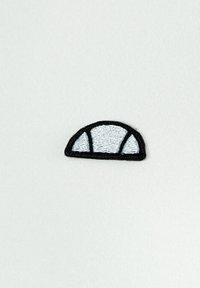 Bestickung eines halbkreisförmigen Designs in Schwarz und Hellblau, auf einem strukturierten weißen Hintergrund. Beschriftet mit deutlichen Abschnitten.