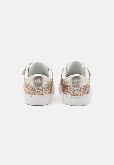 Ζευγάρι παιδικά sneakers χαμηλού προφίλ με ροζ-χρυσό γκλίτερ και λευκές σόλες, από πίσω, με την ένδειξη "POLO" στην πίσω ταμπέλα.