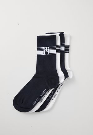 Három pár tengerészkék és fehér crew zokni, bordázott textúrával, kontrasztos csíkokkal és logóval az alján.