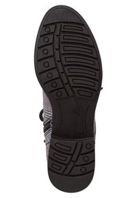 Semelle en caoutchouc noir avec motifs de texture, attachée à un dessus en tissu à motif checkered rouge et gris, comportant des éléments hardware sur les côtés.