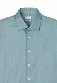 Hellblaues Hemd mit Knopfleiste und strukturierter Musterung, ausgestattet mit einem klassischen Kragen und fünf Knöpfen. Auf dem Etikett steht "OLYMP BODY FIT".