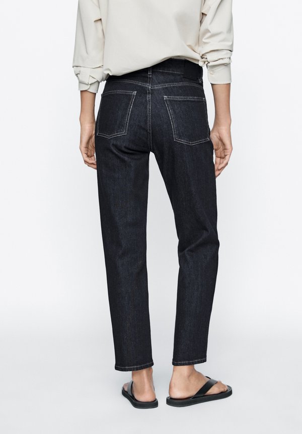MID-RISE SLIM FIT - Flared Jeans3