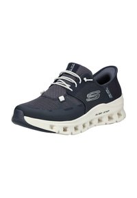 Chaussure de sport en mesh bleu marine foncé avec semelle blanche, lacets gris et blancs, logo Skechers et design ventilé sur les bords de la semelle.