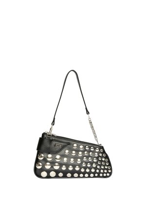 Bolso de mano de cuero negro con tachuelas plateadas de diferentes tamaños y una correa corta que presenta un detalle de cadena plateada, cierre de cremallera en la parte superior.