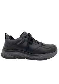 Zapatilla impermeable negra con un upper de cuero suave, puntera redonda y suela de goma gris. Cuenta con cordones negros y detalles de costura reforzada.