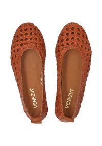 Geflochtene braune Lederflats mit runder Zehenpartie, ausgestattet mit einem perforierten Design, glattem Innenfutter und "Venezia"-Markenaufdruck auf der Innensohle.