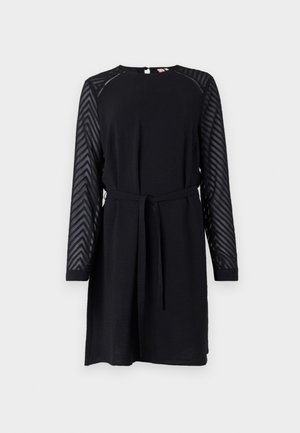 Schwarzes Kleid mit langen, strukturierten, durchsichtigen Ärmeln im Chevron-Muster, rundem Halsauschnitt und einem Stoffgürtel in der Taille.