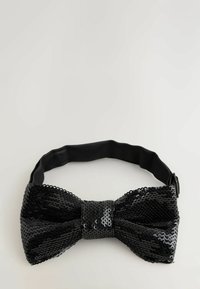 Schwarze Pailletten-Schleife auf einem schwarzen Satinband. Die Schleife weist ein strukturiertes Muster mit glänzenden Pailletten auf, die eine reflektierende Oberfläche erzeugen.