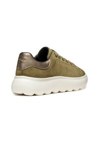 Sneaker verde in suede con suola in gomma leggera. Presenta un cappuccio per il tallone in bronzo metallico e lacci, texture liscia e design con punta rotonda.
