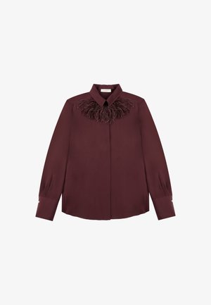 Langärmlige burgunderfarbene Bluse mit Kragen und Federbesatzdetails über der Brust, geknöpften Manschetten und verdeckter Knopfleiste.