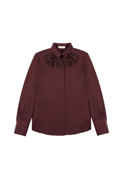 Bordeaux blouse met lange mouwen, kraag en veerafwerking over de borst, met knoopsluitingen bij de manchetten en een verborgen knoopsluiting aan de voorkant.