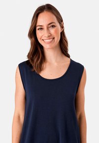 Marineblaue ärmellose Bluse mit Rundhalsausschnitt, aus weichem Stoff gefertigt; glatte Textur, minimalistisches Design, keine sichtbaren Muster oder Akzente.