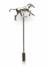 Silverfärgad brosch i form av en häst med en polerad yta, utrustad med en lång nål för säker fäste och en cylindrisk låsning i änden.