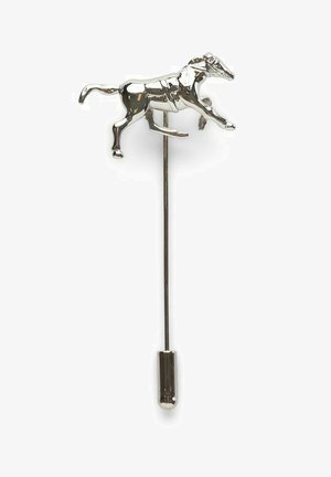 Sølv hestesformet brosche med en poleret overflade, der har en lang nål for sikker fastgørelse og en cylindrisk lukning i enden.
