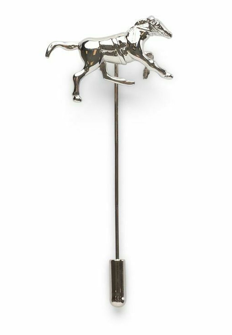 Silverfärgad brosch i form av en häst med en polerad yta, utrustad med en lång nål för säker fäste och en cylindrisk låsning i änden.