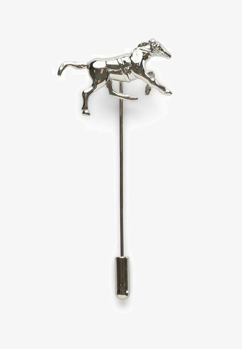 Sølv hestesformet brosche med en poleret overflade, der har en lang nål for sikker fastgørelse og en cylindrisk lukning i enden.
