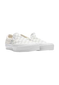 Sneaker slip-on con un motivo a scacchi grigio chiaro, suola in gomma bianca, tomaia in morbido tessuto e accenti elastici laterali per una facile vestibilità.