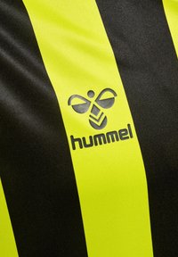 Hummel CORE XK  - T-shirts print - lime popsicle black